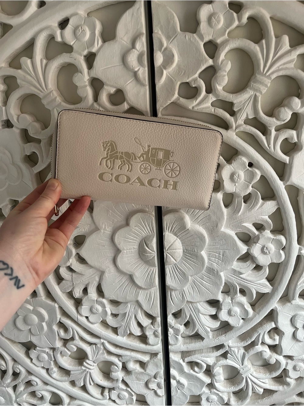 Coach Zip Around Wallet Chalk Pebbled Leather Horse & Carriage Logo H2178 C3548
